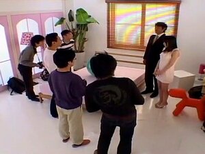 Laat Je Meeslepen Door De Opwindende Passie Van Een Delicate Japanse Schoonheid In Deze Verbluffende JAV-video. Bereid Je Voor Op Een Onvergetelijke Ervaring Terwijl Ze De Grenzen Van Plezier Verkent In Een Spannende Groepsontmoeting.