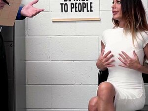 MILF-Schlampe Mckenzie Lee Wird Erwischt, Wie Sie Versucht, Schmuck Zu Stehlen, Und Sie Hat Keine Möglichkeit, Es Zu Leugnen. Sie Ist Jetzt Im Hinterzimmer Und Wird Befragt Und Will Ins Gefängnis, Bis Mckenzie Lee Um Gnade Bettelt. Angst, Die Bullen Invol