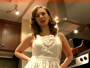 Аматерска црвенокоса милф (мама коју бих јебао) сиса и јебе се са момком