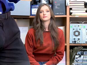 Shoplifter Kenzi Ryans är Inne På Kontoret Med LP Guy Och De Börjar Strip Söka. Efter Några Minuter Blir LP Kåt Och Ser Kenzi Naken. Inte Tillräckligt Länge Kenzi Suger Lps Kuk Och Sedan Får Hennes Fitta Knullar Hårt I Dggyostyle Position.