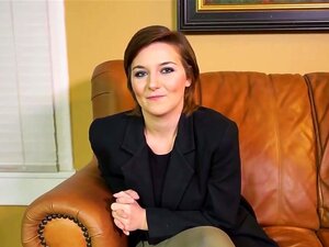 Велике сисе слаткица се скида и прстима истражује своју пичку на каучу за кастинг