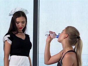 Sasha Rose Ser Så Läcker Ut I Sin Hembiträdesoutfit Att Lucy Heart Slickar Henne