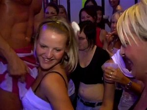 Garotas Jovens No Clube Estão Felizes Em Foder. Garotas Jovens No Clube São Fodidas Forte Por Homens Maduros No Cu E Na Buceta A Tempo