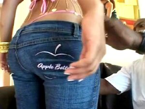 Ge Dig Hän åt Queens Of ASS SHOTS Och Dyk In I En Spännande Upplevelse. Förbered Dig På Oemotståndliga Kurvor Som Kommer Att Väcka Alla Dina Begär. Garanterad Tillfredsställelse!