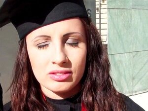 Słodka Laska Robi Loda Za Kasę Na Balkonie W POV. Brunetka W Dzień Ukończenia Szkoły Dostaje Ofertę Gotówki Publicznie Od Nieznajomego, A Potem Robi Mu Loda Na Balkonie I Dostaje Jego Ogromnego Kutasa W POV Od Tyłu