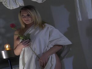 Uzbuđena Plavuša Uživa U Izvrsnom Seksu U Krevetu Od Svog Ljubavnog Mužića