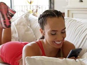 Fitnessrum Kåta Latina Briana Banderas Beordrar Två Kukar Att Knulla Hennes Mun Och Fitta