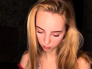 Isorintainen Blondi Riisuu Ja Runkkaa Kovaa