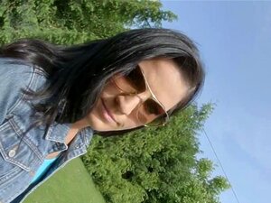 Cała Wewnętrzna Ciemnowłosa Laska Pokazuje Swoją Cipkę Wypełnioną Spermą