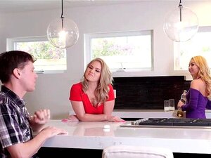 Blond Macocha Aaliyiah Love Obciąga Pasierba W. Aaliyahs Przyrodnia Siostra Lisey Sweet Przychodzi I Jest Zszokowana, Jak Bardzo Jej Niezupełnie Pasierb Urósł. Patrzy, Jak Aaliyah Love Ssie Jego Kutasa W Sypialni I Jest Zszokowany Jej śmiałością Macocha