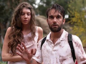 Sie Muss Ihren Körper Gegen Sachen Eintauschen In Einer Harten Welt. Wenn Die Welt, Die Wir Kennen, Zu Ende Ist, Gibt Es Nicht Mehr Viel Zu Tun, Um Zu überleben, Außer Wenn Du Eine Tussi Bist, Denn Dann Kannst Du Deinen Körper Gegen Sachen EintauschEN