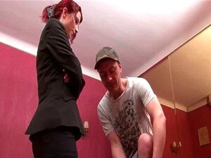 Црвенокоса француска милф у доњем вешу добија жестоко јебање отпозади