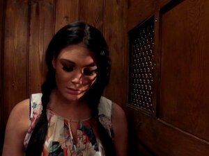 La Bombe à Gros Seins Emma Leigh Se Fait Allonger Dans Un Aveu