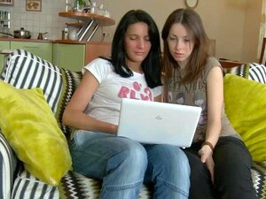 Chicas Calientes Son Sus Buenas Amigas Que Tuvieron Su Primer Trío