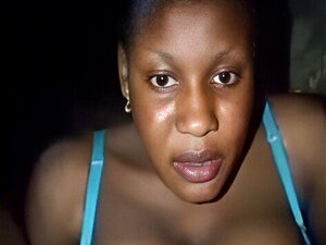 Verleidelijke Ebony Godin Laat Haar Wilde Kant Zien In Een Stomend Zelfgemaakt Filmpje. Deze Ondeugende Afrikaanse Babe Neemt Je Mee Op Een Opwindende Reis Vol Genot En Verlangen. Maak Je Klaar Voor Een Onvergetelijke Ervaring!