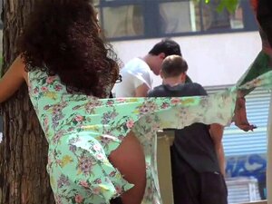 Drobna Niewolnica Bzykana W Publicznym Barze. Drobna Brunetka Niewolnica Melody Petite Przywiązana Do Drzewa W Miejscu Publicznym Dostaje Błysk W Tyłek Z Ogonem Korka Analnego W Tyłku, A Potem W Barze Ze Swoją Panią Ostro Pieprzoną