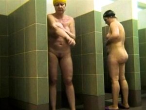 Mães Russas Ensaboando No Chuveiro Pubiano