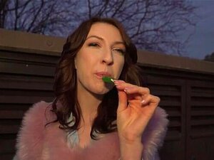 Public Agent Chanel Kiss Lollipop-sugare Tas Bakifrån Efter Att Ha Gett En Avsugning I Världsklass