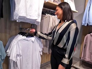 Une Jolie Française Se Fait Défoncer En Anal Dans Une Cabine D'Essayage Par Deux Potes De Stepson Frère