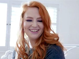 Isäpuoli Kehui Lucy Foxxia Paitsi Siitä, Kuinka Upealta Se Näytti Hänestä, Myös Siitä, Kuinka Paljon Se Täydensi Hänen Kaunista Karvaista Tulijalkoväliään, Lucy Osoitti Arvostuksensa Imemällä Isäpuolen Kyrpää Ja Antamalla Hänen Nuolla Kosteaa Vaaleanpunai