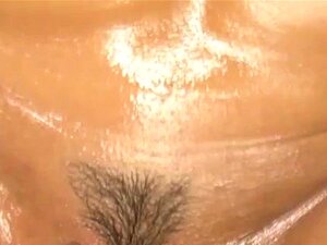 Azjatycka Grupowa Zabawa I Jazda Na Kowbojkę. Mokra Zabawa Cipką I Kowbojka Dla Azjatki Podczas Pikantnego Grupowego Seksu