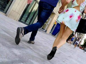 Podglądacz Na Ulicy Znajduje Szczupłą Laskę Z Seksownymi Długimi Nogami