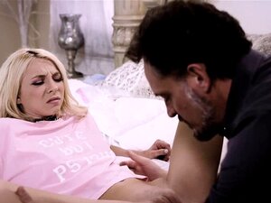 Sitna Kći Kenzie Reeves Dobiva Jebenu Kaznu. Buntovna Slatkica Kenzie Reeves Dobiva Jebeno Kaznu Od Napaljenog Očuha Nakon što Se Kasno Vratila Kući. Prima Njegov Ogromni Kurac U Svoju Usku Slatkicu I Pušta Ga Da Joj Napuni Pičku