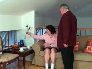 Oma Houdt Nog Steeds Van Lul, Zeer Vieze Brunette Oma Slet Met Mooie Grote Tieten Wordt Naakt En Geil Met Haar Man. Ze Zuigt Zijn Grote Lul En Krijgt Haar Tieten Later Geneukt