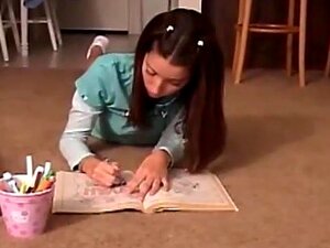 Perwersyjna Zabawa Domowa, Gorąca ślicznotka Chloe Zdejmuje Majtki I Zaczyna Bawić Się Swoją Słodką Cipką. Obejrzyj I Ciesz Się, Jaka Jest Wredna I Napalona!