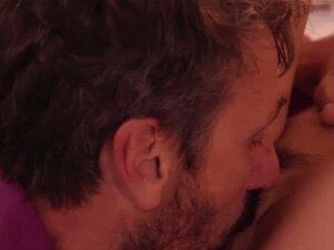 Заносна лисица Абела Денџер јебе се са ДОМ. Заносна лисица Абеља Денџер спремна је да тверкује својим секси дупетом и појебана од стране напаљеног ДОМ-а по имену Стив Холмс