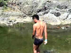 Une Mignonne Nageuse Gay Joueuse En Descendant Dans La Rivière