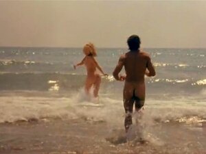 Η Yuliya Mayarchuk γυμνή - Πονηρή 2000. Η Yuliya Mayarchuk σε γυμνή σκηνή από το Cheeky που κυκλοφόρησε το 2000, Μας δείχνει τα βυζιά, τον κώλο και το θάμνο της, συμπεριλαμβανομένης της πλήρους μετωπικής γυμνότητας σε ρητή σκηνή σεξ