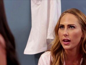 Duże Cycki Angela White Konsultuje Się I Spotyka Się Z Lesbijkim Seksem Z Doktorem Carterem Cruise. Brunetka Angela White Odwiedza Swojego Chirurga, Doktora Blondynkę Carter Cruise, Na Badanie. Jej Duże Cycki Ingerują W Jej życie. Ma Problemy Z Dopasowani