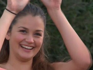 Grupa ślicznotek Na świeżym Powietrzu Nago. Ślicznotka Na Zewnątrz Grupuje Nago I Drażni Kamerę Swoimi Cipkami