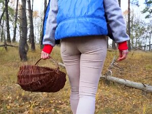 En Het Styvmor Med En Tight Rumpa Uppfyller Sina Utomhusbehov I Skogen, Med Sexiga Trosor. Förlora Dig Själv I Begärets Skog.