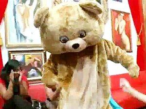 Derribando El Club Bailando Al Estilo Del Oso