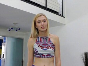 Blondynka W POV Z Wytryskiem Na Twarz. Blond ślicznotka W POV Dostaje Wytrysk Na Twarz Po Ssaniu Kutasa Przyrodniego Brata