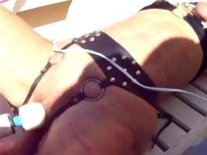 Piersi *** I Cipka Stymulowane Na Zewnątrz. Rudowłosa Niewolnica Z Cyckami **** Dostaje Stymulację Cipki Przez Wibrator I Jęczy Jak Seksowna Drobna Dziewczyna