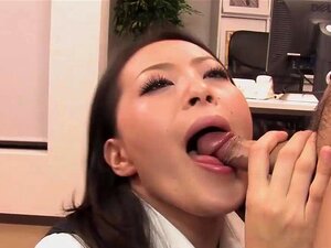 Mai Mizusawa Głęboko Obciągnęła Sztywnego Kutasa. Dała Mu Niezły Footjob, Zanim Przebił Jej Cipkę