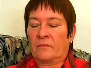 Entdecke Die Unwiderstehliche Anziehungskraft Einer Reifen Oma, Die Den Besten Freund Ihres Sohnes Verführt. Gib Dich Verbotenen Gelüsten Hin, Während Die Leidenschaft Zwischen Den Generationen Entfacht Wird.