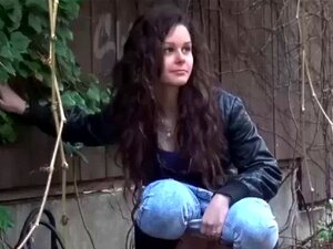 Verse Meiden Gefilmd Terwijl Ze Pissen In De Natuur. Heerlijke Schattige Babes Die Het Openbaar Gebruiken Om Lange Pissen Te Nemen