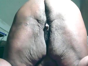 Vrela Zavodnica Sa Crnim, Prepunim Guzom Se Uzima Straga Poput Nestašne Maćehe. Može Li Podnijeti Intenzivno Zadovoljstvo Debelog Igračkom? Istražite Sada Njezin Svijet širokih Orgazmičkih Iznimki!