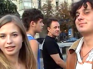 Hawt Icke-professionell ängel Duschar Kropp Och Sväljer Kuken. Hej Till Alla! Vi Börjar Vår Serie Av Heta Sextapes Med Denna Promenad Runt I Staden. Min Heta Flickvän Ser Så Vacker Ut. Jag Presenterade Henne En Blomma Och Det Fick Henne Att Se Något Oskul