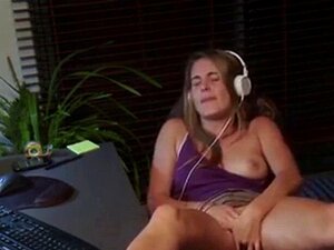 она се самозадовољава док гледа порниће. Она се самозадовољава док гледа порниће са 3 девојке које се самозадовоljavaју