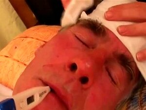 Une Infirmière De Maison S'occupe D'une Vieille Bite