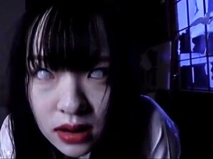 Japońska Dziewczyna Opętała Masturbację. Małe Oczy Na Białym