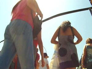 Söpö Tyttö Ei Tiedä, Että Hänet Kuvataan Tirkistelijän Toimesta, Kaksi Upeaa Tuoretta Koulutyttöä Lyhyissä Hameissa Vilauttaa Hameen Alle Pienissä Pikkuhousuissaan Ja Kuumissa Mehukkaissa Perseissään Amatööri Tirkistelijälle Spy Camsille