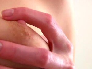 Gatinha Deliciosa Abre Seu Buraco Apertado Bem De Perto