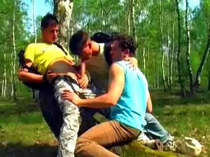 Twee Homo Skaters Bundelen Hun Emo Maatje In Het Bos