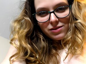 Przeżyj Niezapomniane Doznania, Gdy Ciężarna Emma Evins Spełnia Wszystkie Twoje Pragnienia W Oszałamiającej Solowej Sesji Wirtualnej. Zanuć W Jej Erotyczne Występy W Jakości HD, Które Przyprawią Cię O Ochotę Na Więcej. Zdobądź Swoją Dawkę 4K Już Dziś!